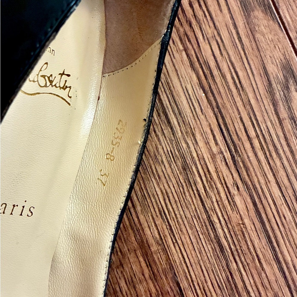 EUC AUTHENTIC Christian Louboutin
Very privé patent leather peep toe heels - Picture 6 of 10
